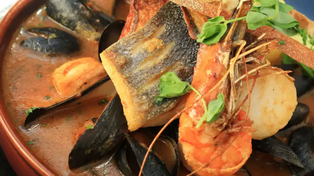 La Bouillabaisse Authentique : Un Voyage Culinaire Immortel au Cœur de Marseille