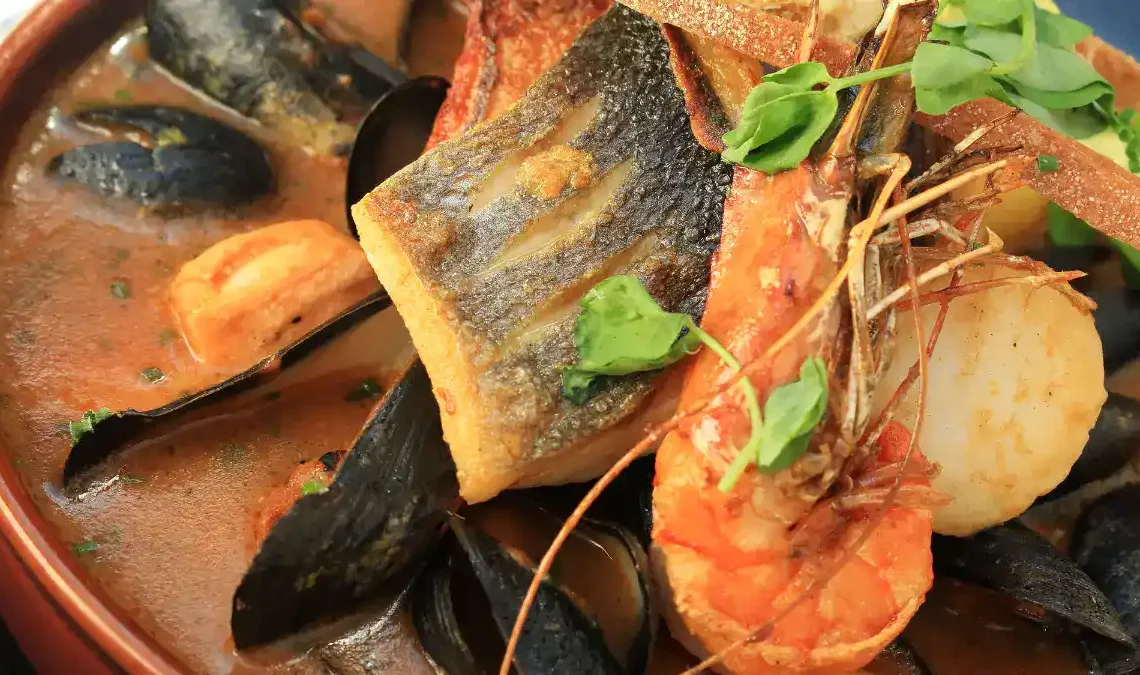 La Bouillabaisse Authentique : Un Voyage Culinaire Immortel au Cœur de Marseille