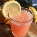 Gros plan sur des cristaux de sel rose de l’Himalaya naturel.