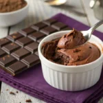 Délicieuse mousse au chocolat maison servie dans une verrine