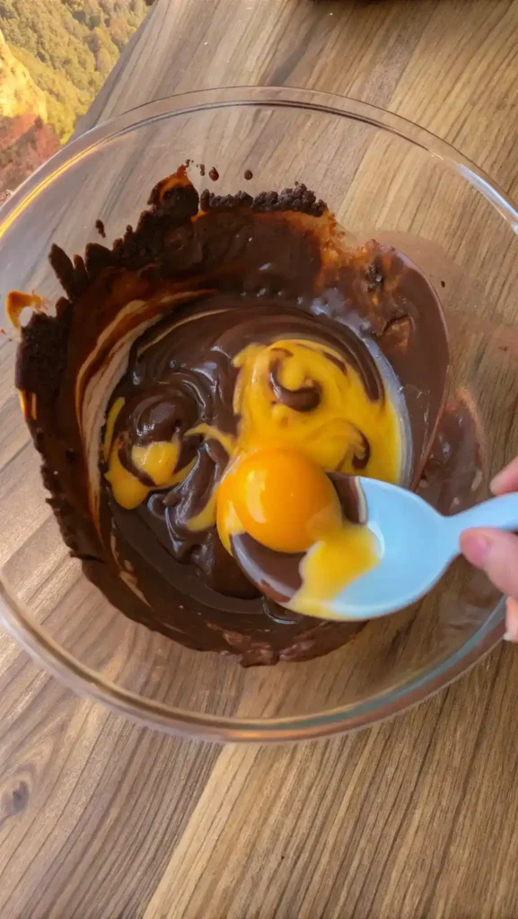 Préparation étape par étape de la mousse au chocolat facile et rapide.