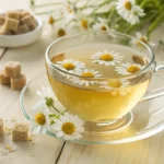 Tisane à la Camomille dans une tasse en verre, prête à être dégustée.