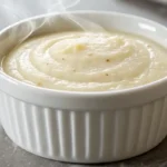 Bol de semoule au lait crémeuse préparée avec du lait entier et du sucre.