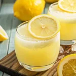 Ingrédients de l’astuce de la gélatine : poudre de gélatine, tasse d’eau chaude et jus de citron, une solution naturelle pour la santé des articulations.